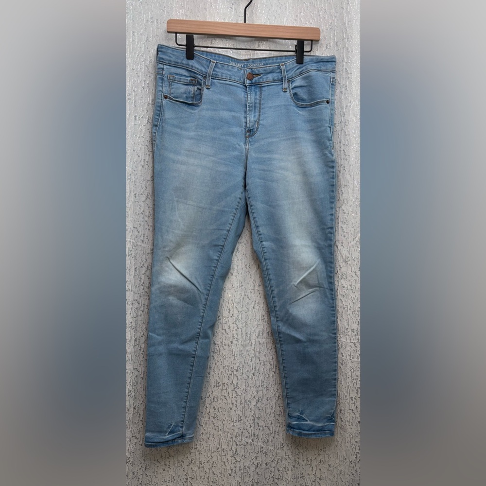 Old Navy Rockstar Mid-Rise Jeans Size 12 Light Blue Wash Regular Ankle Length